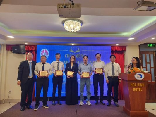 ThS. Luật sư Trần Văn Giáp cùng với các đồng nhiệp vinh dự được trao bằng khen tại buổi tọa đàm